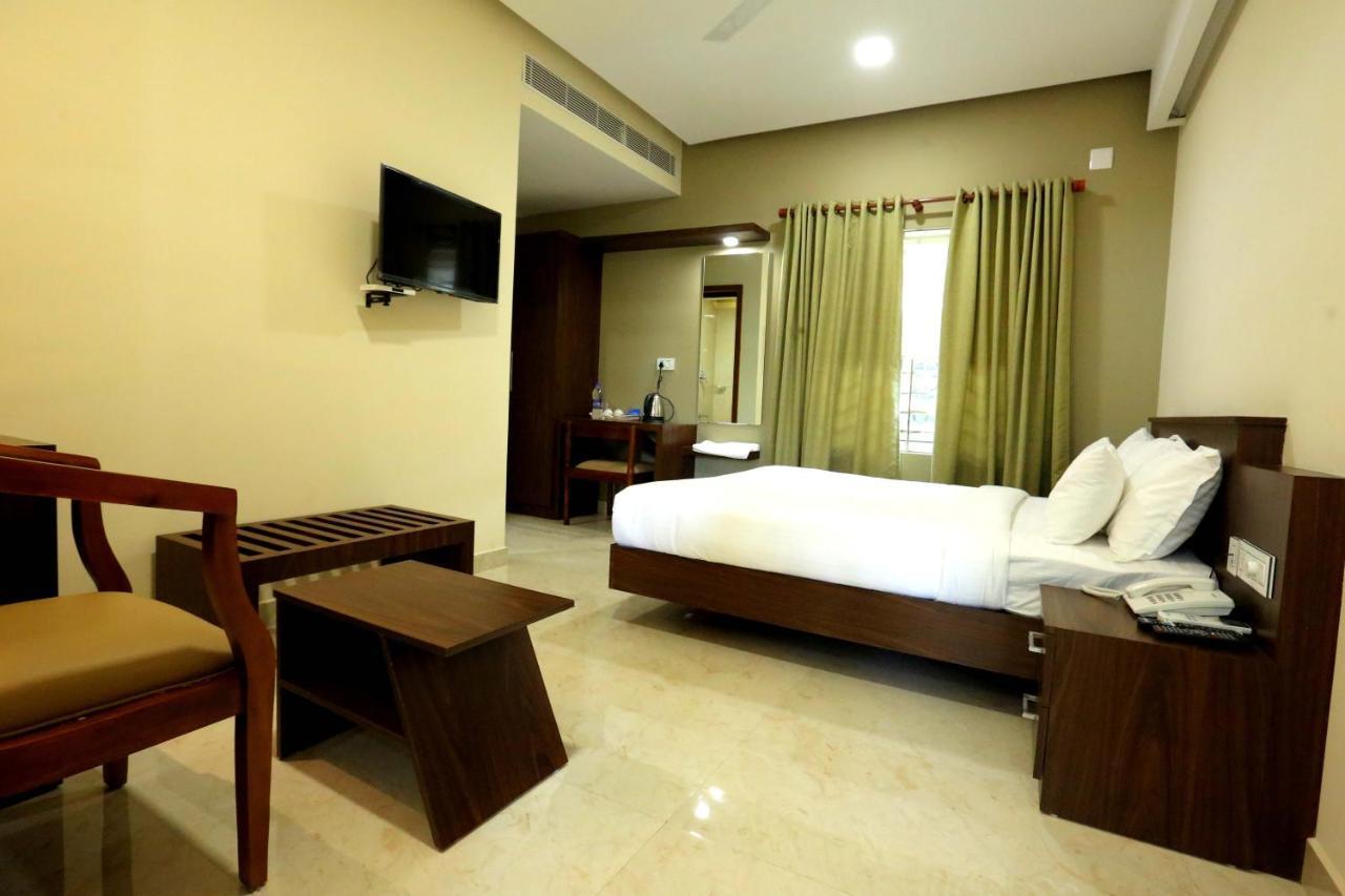 Отель Kira Palace Residency Эрнакулам Экстерьер фото